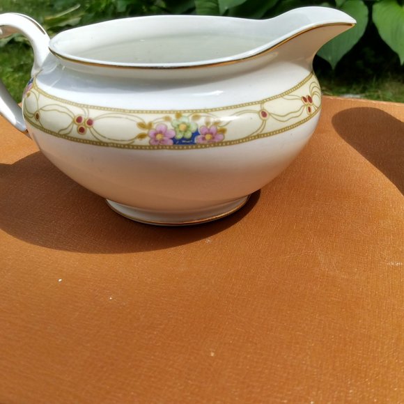 Antique Johnson Bros. England Gravy Boat and Creamer, Floral pattern - Picture 5 of 6